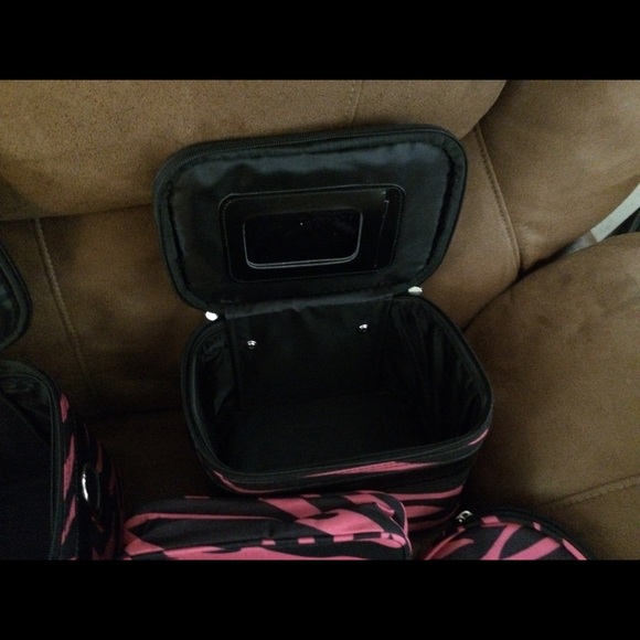 Overnight bags with two small bags each - Picture 7 of 8